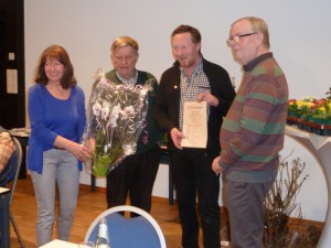 Von Links: Vorsitzende Rita Balada ehrt Hans Dettmar, Theo Eder und Karl Jäckel, in Vertretung für Waltraud Jäckel, für langjährige Vostandsarbeit